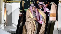 Raja Arab Saudi, Salman bin Abdulaziz Al Saud menuruni tangga eskalator saat tiba di Vnukovo International Airport, Rusia, 4 Oktober 2017. Eskalator emas itu mendadak macet dan membuat raja serta sejumlah pendampingnya  kebingungan (Alexander NEMENOV/AFP)