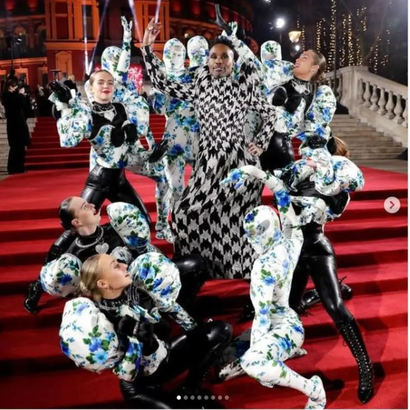 Tampilan Dramatis Billy Porter di Fashion Awards 2021, Pakai Gaun dan Bawa Rombongan Penari