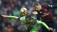 Pemain AC Milan, Mario Pasalic (kanan) berduel dengan pemain Crotone, Bruno Martella pada lanjutan Serie A di San Siro Stadium, Milan, (04/12/2016). Pasalic mencetak gol pertama Milan. (AFP/Marco Bertorello)