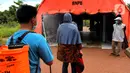 Warga disemprot disinfektan sebelum pulang  usai menjalani isolasi mandiri bagi pasien positif  OTG di Rumah Lawan Covid-19 Tangerang Selatan, Jumat (1/1/2021). Pasien Covid-19 baru yang hendak diisolasi di RLC harus menunggu peserta karantina RLC pulang terlebih dahulu secara berkala. (merdeka.com/