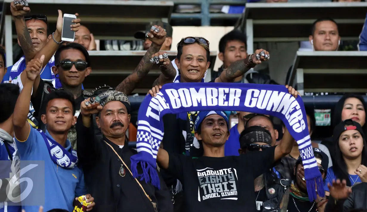 Sejumlah suporter mengepalkan tangan memberi dukungan buat Persib saat melawan Mitra Kukar di Stadion Si Jalak Harupat, Sabtu (10/10/2015). Persib lolos ke final Piala Presiden 2015 dengan agregat 3-2. (Liputan6.com/Helmi Fithriansyah)
