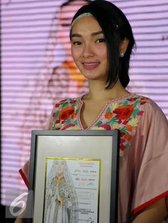 Pedangdut Zaskia Gotik merilis dua single religi berjudul Ramadan dan Cintaku Karena Allah di Kantor Nagaswara, Jakarta, Kamis (9/7/2015). Dua single ini terdapat dalam album Kompilasi Nagaswara yang bertajuk RAMAdanCINTA. (Liputan6.com/Faisal R Syam)