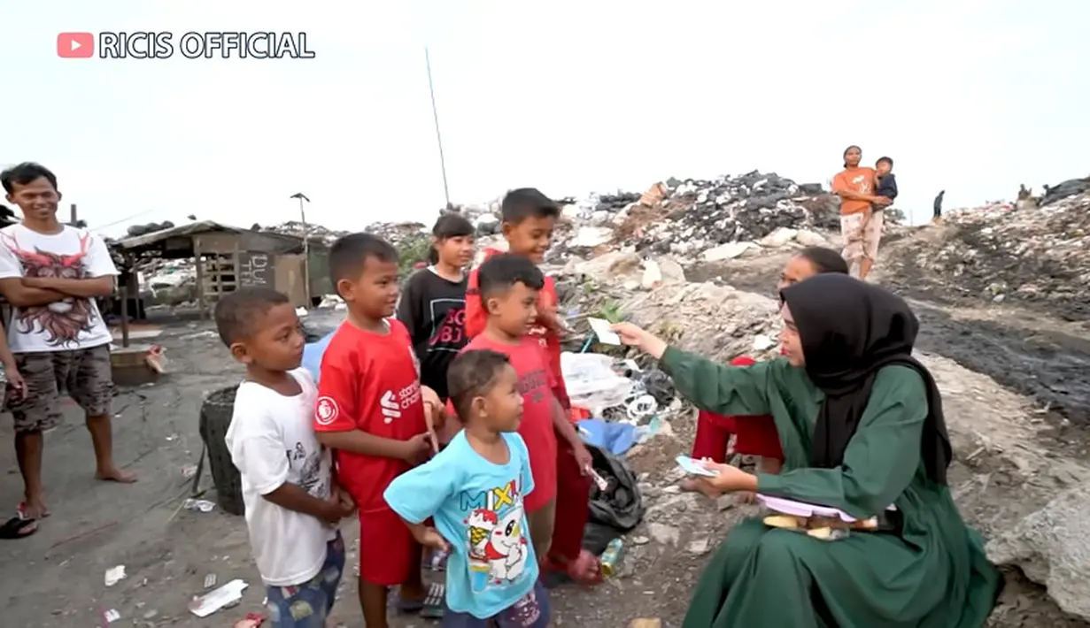 Ricis juga tampak santai makan buah yang di bawa dari rumahnya. Tampak, Ricis juga menghibur anak-anak. Tidak hanya makan bareng, tapi juga menghibur mereka. [Youtube/Ricis Official]