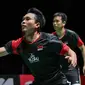 Pasangan Indonesia, Hendra Setiawan/Mohammad Ahsan saat melawan wakil Jepang, Takuro Hoki/Yugo Kobayashi, pada Kejuaraan Dunia Bulutangkis 2019 di Swiss, Minggu (25/8). Indonesia menang 25-23, 9-21, 21-15. (AFP/Fabrice Coffrini)