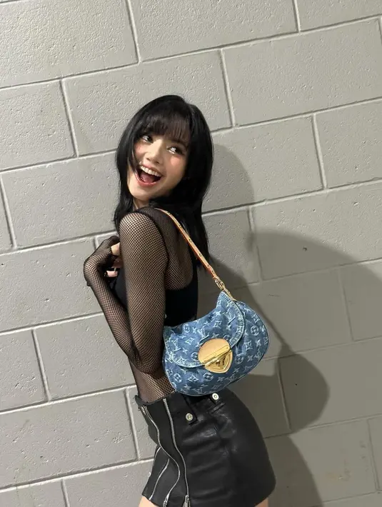 Sebagai penutup tampilan, Lisa jinjing Monogram Sunset Bag Louis Vuitton seharga Rp46jutaan. [@lalalalisa_m]