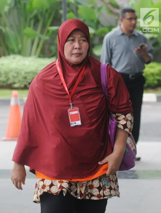 Panitera Pengganti PN Tangerang Tuti Atika berjalan menuju ruang pemeriksaan di gedung KPK, Jakarta, Selasa (24/4). Tuti Atika bersama Wahyu Widya menerima suap dengan total sebesar Rp 30 juta. (Merdeka.com/Dwi Narwoko)