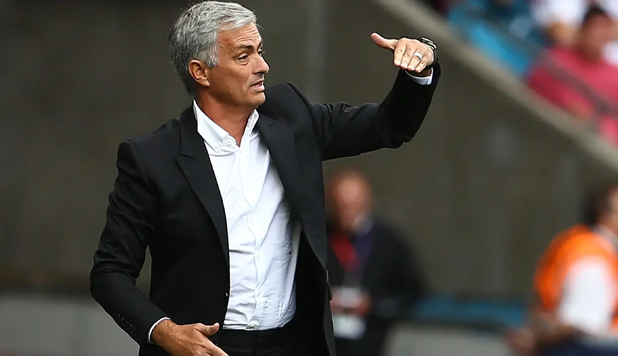 Pelatih Manchester United, Jose Mourinho saat memberikan arahan kepada anak asuhnya saat melawan Swansea City pada lanjutan Premier League di Liberty Stadium, Swansea, (19/8/2017). (AFP/Geoff Caddick)