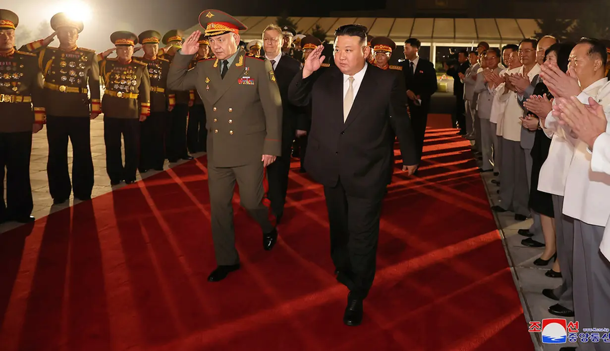 Dalam kesempatan tersebut, Kim Jong Un memamerkan persenjataan terbaru dan canggih kepada Sergei Shoigu. (Korean Central News Agency/Korea News Service via AP)