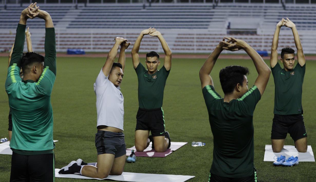 Para pemain Timnas Indonesia U-22 melakukan pendinginan usai latihan di Stadion Rizal Memorial, Manila, Jumat (22/11). Latihan ini persiapan jelang laga SEA Games 2019. (Bola.com/M Iqbal Ichsan)