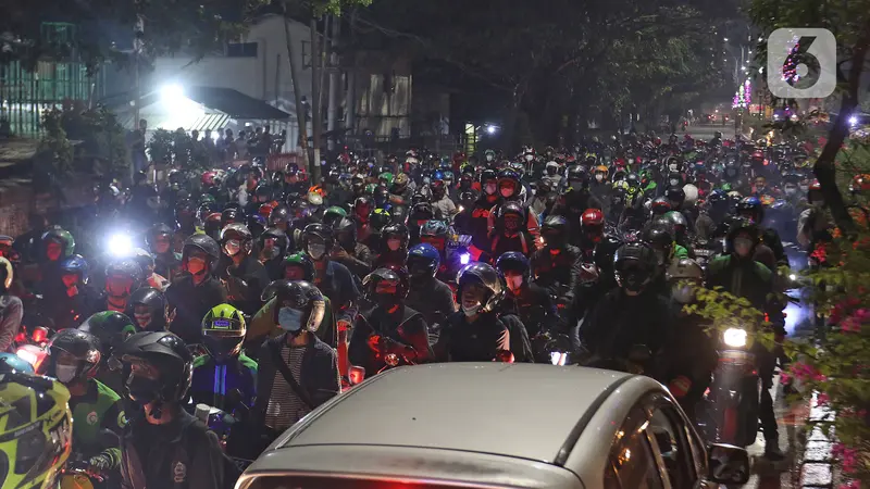 FOTO: Nekat, Pemudik Lawan Arus Lintasi Posko Penyekatan di Kedungwaringin