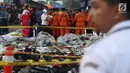 Personil SAR Gabungan mengidentifikasi isi kantong jenasah yang diturunkan dari KRI Torani di Pelabuhan JICT 2, Jakarta, Kamis (1/11). Pesawat Lion Air PK LQP JT 610 jatuh di perairan Karawang pada Senin (29/10) lalu. (Liputan6.com/Helmi Fithriansyah)