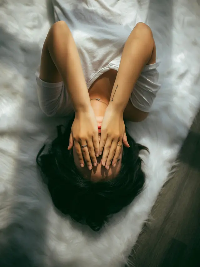 Wanita berbaring di karpet