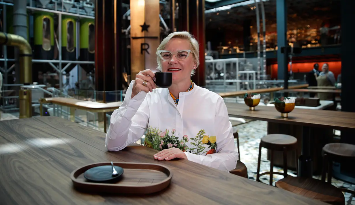 Dalam foto pada 4 September 2108, kepala perancang desain Starbucks, Liz Muller berpose di gerai pertama Starbucks di Milan, Italia. Di gerai ini pengunjung akan terpesona dengan kesan mewah dan glamor yang dihadirkan. (AP/Luca Bruno)