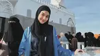 Ini adalah potret Esta Pramanita di Madinah, Arab Saudi. Biasanya tampil tanpa hijab, penampilan tertutup Esta ini membuatnya makin anggun. Unggahan Esta ini turut dikomentari Bara Valentino, lawan mainnya di sinetron Love Story the Series. Tak sedikit netizen yang memuji Esta Pramanita makin cantik ketika berhijab. (Liputan6.com/IG/@estapramanita)