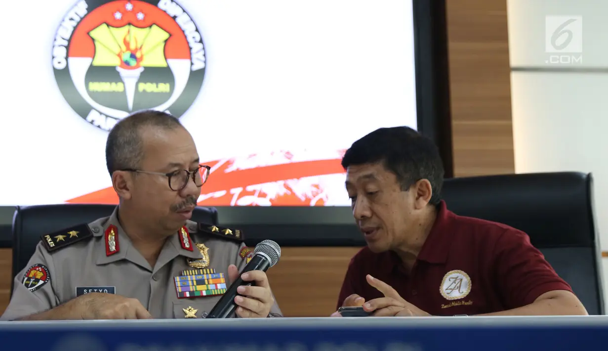 Kadiv Humas Mabes Polri Irjen Setyo Wasisto memberi keterangan penangkapan terduga teroris di Cianjur, di Mabes Polri, Minggu (13/5). Empat orang terduga teroris tewas ditembak Densus 88 lantaran melakukan perlawanan. (Liputan6.com/Helmi Fithriansyah)