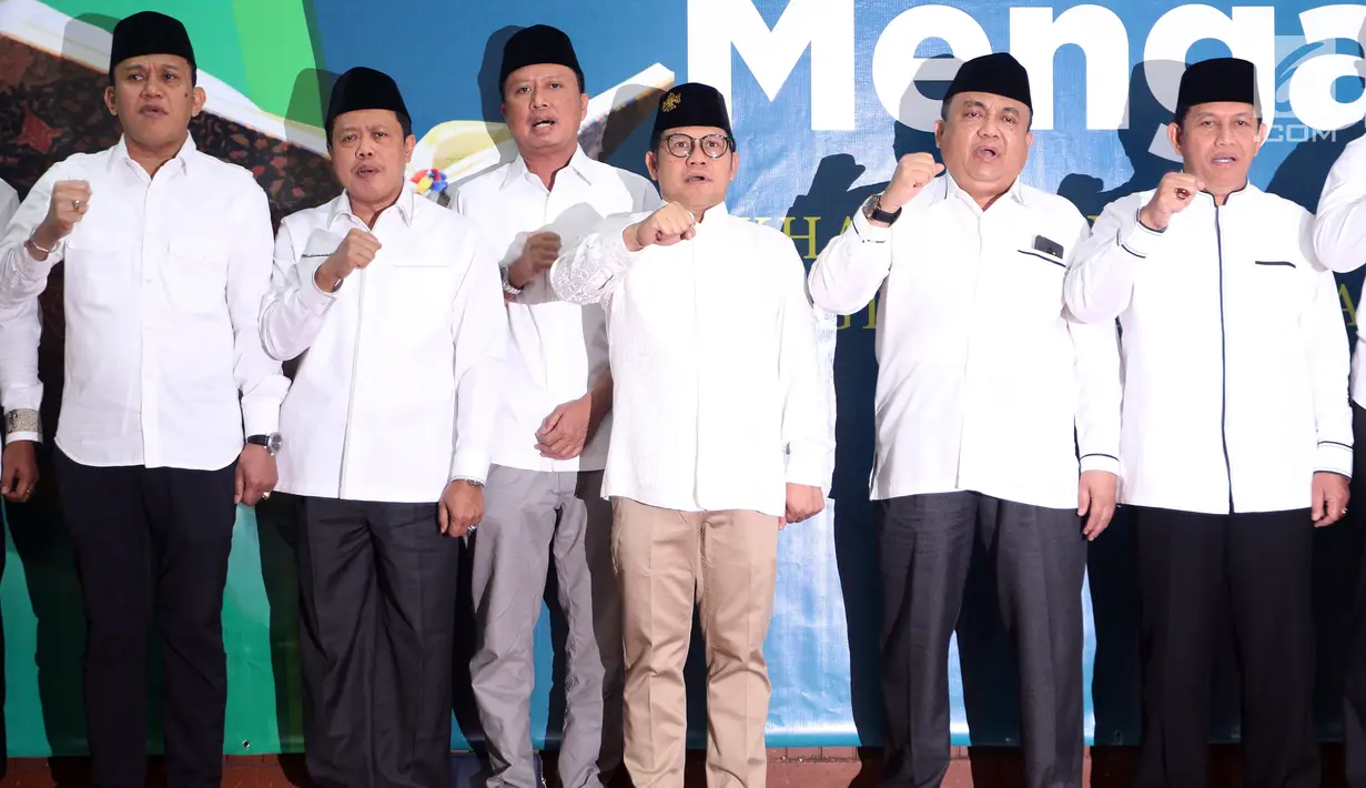 Ketua Umum PKB Muhaimin Iskandar (ketiga kiri) didampingi pengurus PKB saat menghadiri acara Parlemen Mengaji di Masjid Baiturrahman, Kompleks Parlemen Senayan, Jakarta, Selasa (29/5). yatim piatu. (Liputan6.com/Johan Tallo)