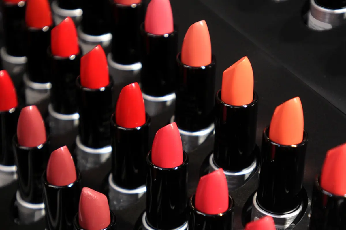 5 Keunggulan Lipstik yang Bisa Jadi Seluruh Alat Makeup