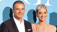 Pasangan kekasih, Orlando Bloom dan Katy Perry tampil bersama di karpet merah Gala untuk Global Ocean di Monaco, Rabu (26/9). Katy Perry dan Orlando dilaporkan kembali balikan pada April tahun ini, setelah putus pada Februari 2017 lalu. (AFP/Valery HACHE)
