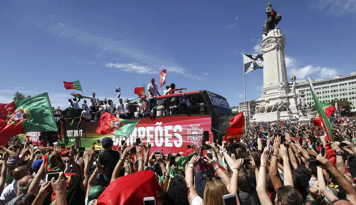 Para pemain Portugal memberikan salam kepada fans saat melintas dekat Marquis of Pombal square di Lisbon, Portugal, (11/7/2016). (EPA/Nuno Veiga)