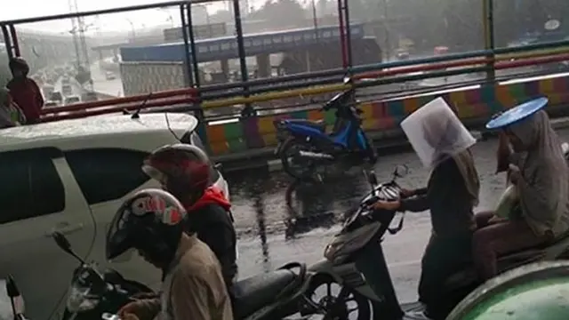6 Kelakuan Kocak Cewek di Jalan Raya Ini Bikin Geregetan