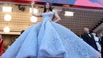 Aktris India Aishwarya Rai Bachchan melambaikan tangan ketika menghadiri pemutaran film Okja di Festival Film Cannes 2017, 19 Mei 2017. Aishwarya mengenakan gaun biru bermodel ball gown rancangan Michael Cinco pada hari ketiga acara itu (LOIC VENANCE/AFP)