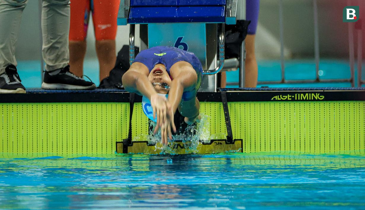 Perenang DKI Jakarta, Adelia Chantika melakukan start gaya punggung dalam nomor 4x100 meter estafet gaya ganti putri Kejuaraan Nasional Akuatik Indonesia 2026 di Stadion Akuatik Gelora Bung Karno, Senayan, Jakarta, Jumat (01/05/2026). (Bola.com/Bagaskara Lazuardi)