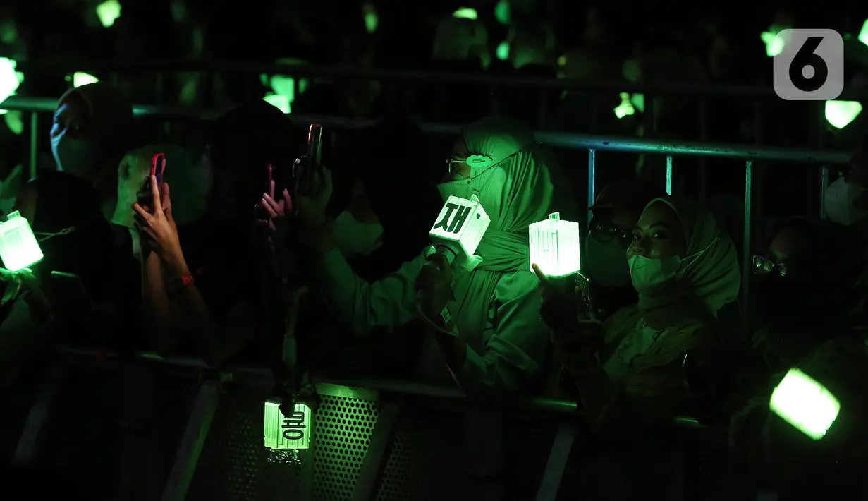 Penggemar NCT 127, NCTzen menunggu grup idolanya tampil dalam tur konser dunia kedua bertajuk "NEO City: Jakarta - THE LINK" di ICE BSD City, Tangerang, Banten, Jumat (4/11/2022). Konser dimulai tepat pukul 19.00 WIB dan dibuka dengan lagu 'Indonesia Raya'. (Liputan6.com/Johan Tallo)