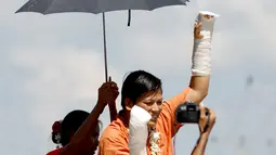 Anggota parlemen majelis rendah dari Liga Nasional Demokrasi (LND) Naing Nan Lynn dengan menggunakan perban saat menyapa pendukungnya di Yangon, Myanmar, (4/11/2015). Anggota oposisi Myanmar ini diserang saat melakukan kampanye. (REUTERS/Soe Zeya Tun)