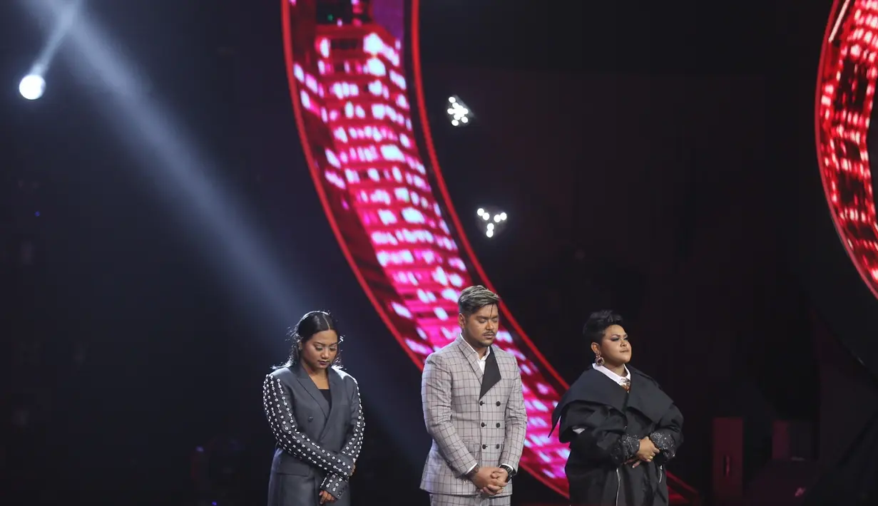 Maria, Abdul dan Joan terlihat tegang saat menanti siapa yang akan tersingkir dari Indonesian Idol. Ketegangan semakin bertambah saat akan pengumuman ada jeda iklan. Hal itu makin menambah ketegangan para finalis dan pendukungnya. (Nurwahyunan/Bintang.com