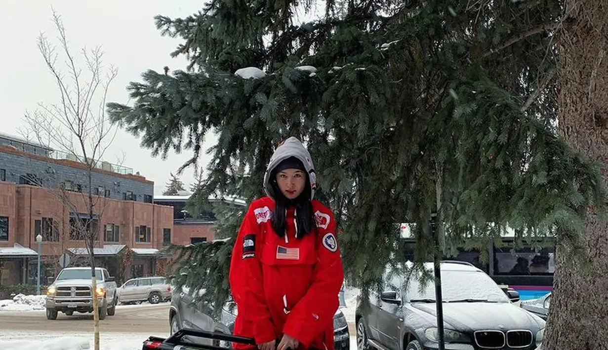 Jaket merah oversized dengan bendera Amerika dipadukan dengan celana hitam. [@poydtreechada]