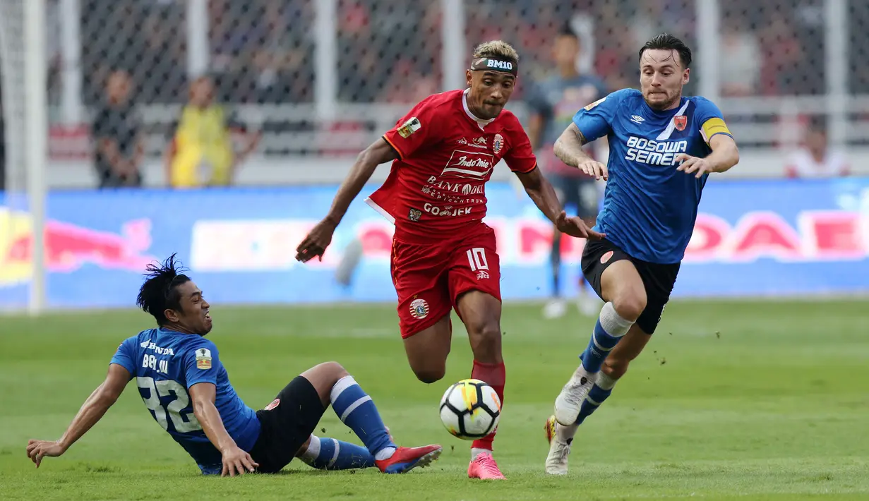 Gelandang Persija Jakarta, Bruno Matos, berebut bola dengan gelandang PSM Makassar, Marc Klok pada laga Piala Indonesia 2019 di SUGBK, Jakarta, Minggu (21/7). Persija menang 1-0 atas PSM. (Bola.com/M Iqbal Ichsan)