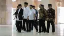 Presiden Joko Widodo atau Jokowi (kedua kiri) mendengarkan penjelasan saat meninjau proses pembersihan atau sterilisasi dengan disinfektan di Masjid Istiqlal, Jakarta, Jumat (13/3/2020). Proses sterilisasi dilakukan dalam rangka mencegah penularan virus corona Covid-19. (Liputan6.com/Faizal Fanani)