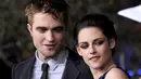 Meski bersahabat, para penggemar Robert Pattinson dan Kristen Stewart pasti berbahagia karena mereka akhirnya bisa kembali berbaikan, kan! (KEVIN WINTER / GETTY IMAGES NORTH AMERICA / AFP)