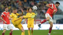 Bek Belgia, Toby Alderweireld, berebut bola dengan gelandang Rusia, Magomed Ozdoev, pada laga Kualifikasi Piala Eropa 2020 di Gazprom Arena, Saint Petersburg, Sabtu (16/11). Rusia kalah 1-4 dari Belgia. (AFP/Olga Maltseva)