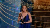 Brie Larson saat menerima Oscar untuk Aktris Terbaik untuk perannya dalam "kamar" di 88 Academy Awards di Hollywood, California (28/2/2016). (REUTERS/Mario Anzuoni)