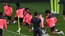 Gelandang Manchester City, Oscar Bobb (tengah) bersama rekan-rekannya mengikuti sesi latihan timnya di Manchester City Training Ground, Manchester (18/9/2023) waktu setempat, jelang menghadapi Red Star Belgrade pada matchday pertama Grup G Liga Champions 2023/2024 di Etihad Stadium, Rabu (20/9/2023) dini hari WIB. (AFP/Paul Ellis)