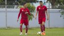 Pemain Persija Jakarta, Marko Simic berdiskusi dengan Addison Alves (kiri) saat latihan di Lapangan Sutasoma, Jakarta, Senin (12/3/2018). Persija berlatih jelang laga Piala AFC melawan Song Lam Nghe An. (Bola.com/Asprilla Dwi Adha)