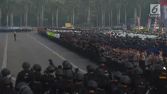 Personel gabungan TNI, Polri, dan pemerintahan mengikuti apel gelar pasukan dalam rangka menyambut Lebaran Idul Fitri 2018 di Lapangan Monas, Jakarta Pusat, Rabu (6/6). Operasi kepolisian ini bersandi 'Operasi Ketupat 2018'. (Merdeka.com/Imam Buhori)
