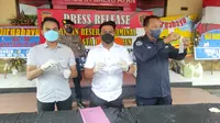 Kasat Reskrim Polresta Balikpapan, Kompol Rengga saat menunjukan barang bukti hasil pembobolan koper penumpang pesawat milik artis Dewi Persik. (Liputan6.com/istimewa)