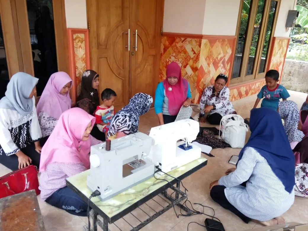 Sampah plastik diolah menjadi kerajinan yang bernilai fungsional sehingga laku dijual. (foto : Liputan6.com/Niken Nining/edhie prayitno ige)