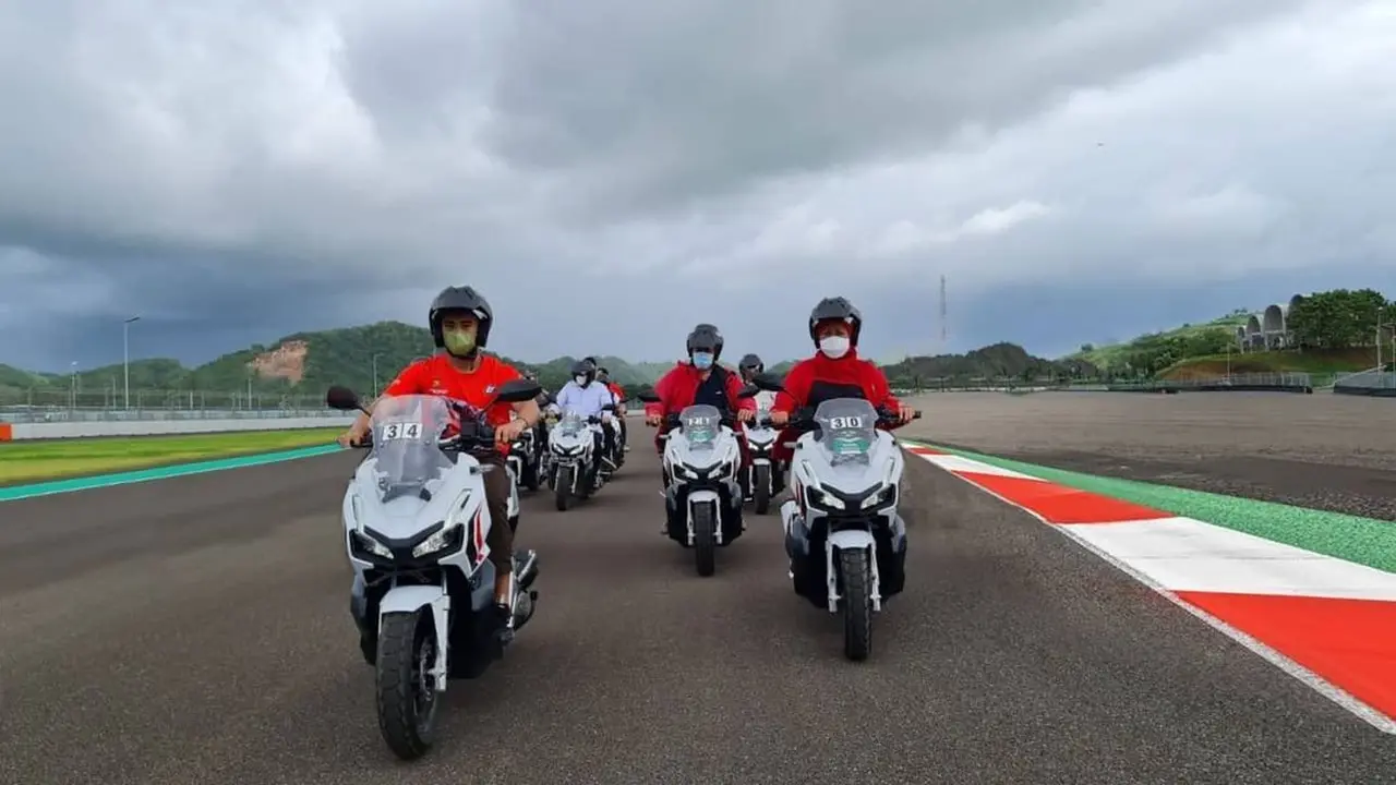 Gubernur Jatim ini mengaku kagum dengan Sirkuit Mandalika yang diresmikan oleh Presiden Joko Widodo (Jokowi) pada 12 November 2021 lalu.