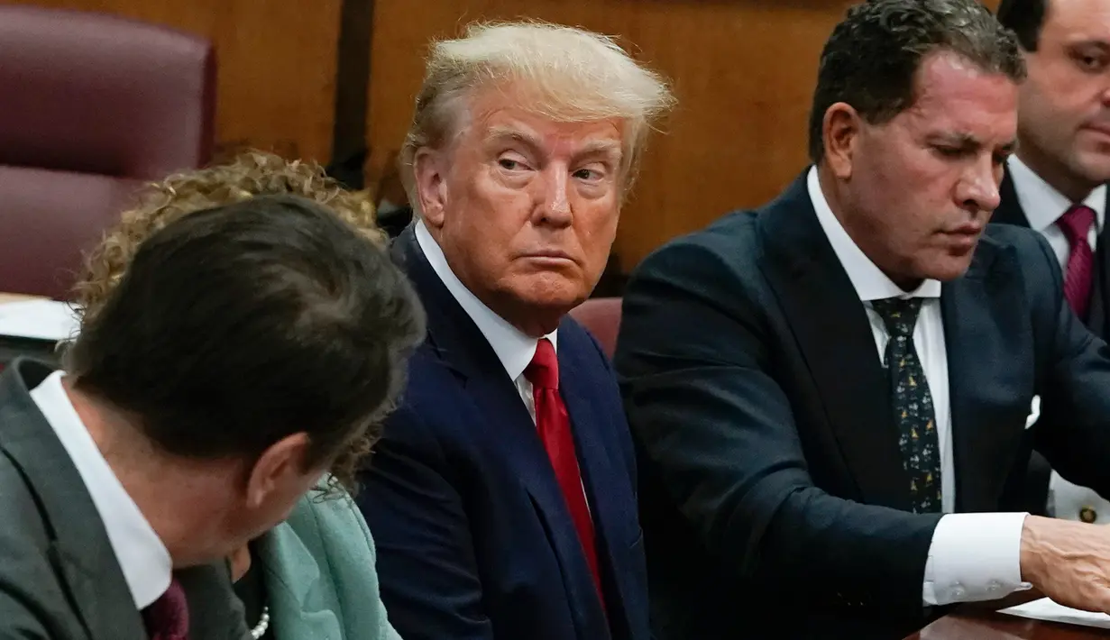 <p>Tuntutan pidana yang bersejarah ini adalah puncak dari penyelidikan atas skandal suap yang dilakukan Trump terhadap aktris porno Stormy Daniels untuk menutupi dugaan perselingkuhan mereka. (Timothy A. Clary/Pool Photo via AP)</p>
