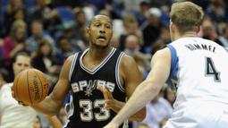 Pebasket San Antonio Spurs, Boris Diaw (kiri) berusaha melewati pebasket Minnesota Timberwolves, Robbie Hummel pada laga perempat final di  Target Center in Minneapolis, Minnesota, 21 November 2014. Diaw bergabung dengan Spurs sejak 2011 hingga 2016. Ia tercatat telah memainkan 331 laga dan berperan aktif saat timnya menjuarai NBA pada 2014. (AFP/Getty Images/Hannah Foslien)