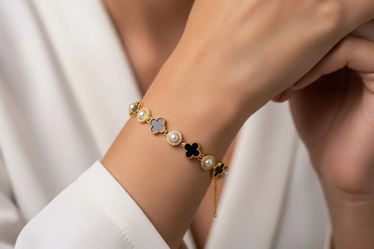 model gelang emas bunga clover hitam kekinian