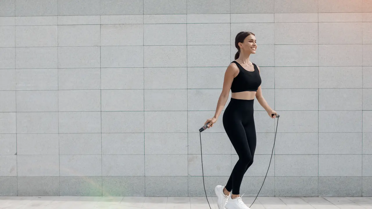 Manfaat Rutin Jumping Rope 10 Menit untuk Kesehatan Tubuh dan Pikiran [Dok/freepik.com]