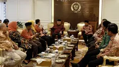 Ketua DPR Ade Komarudin saat berbincang dengan Ketua Organisasi Pergerakan Indonesia Maju (PIM) Din Syamsudin di Gedung Parlemen, Senayan, Jakarta, Jumat (20/5). Ketua DPR disambangi Organisasi PIM di Senayan. (Liputan6.com/JohanTallo)
