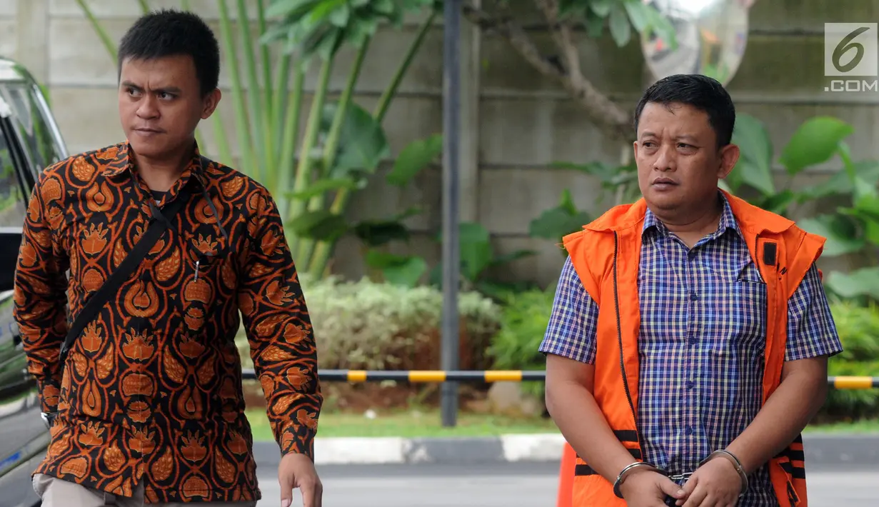 Tersangka Staf Kemenpora Eko Triyanto dikawal petugas saat menjalani pemeriksaan lanjutan di gedung KPK, Jakarta, Rabu (30/1). Eko Triyanto ditahan bersama 4 tersangka terkait dana hibah pemerintah kapada KONI melalui Kemenpora. (merdeka.com/Dwi Narwoko)