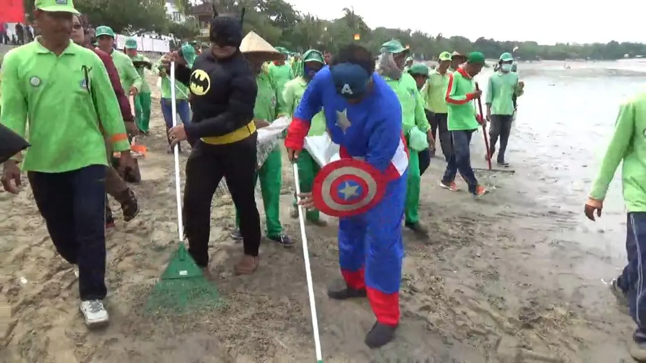 Superhero bersihkan Pantai Kuta