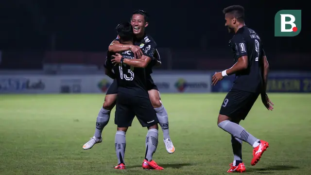 Foto: Teja Paku Alam Gagalkan Penalti Mantan, Persib Bandung Kalahkan Pemuncak Klasemen BRI Liga 1