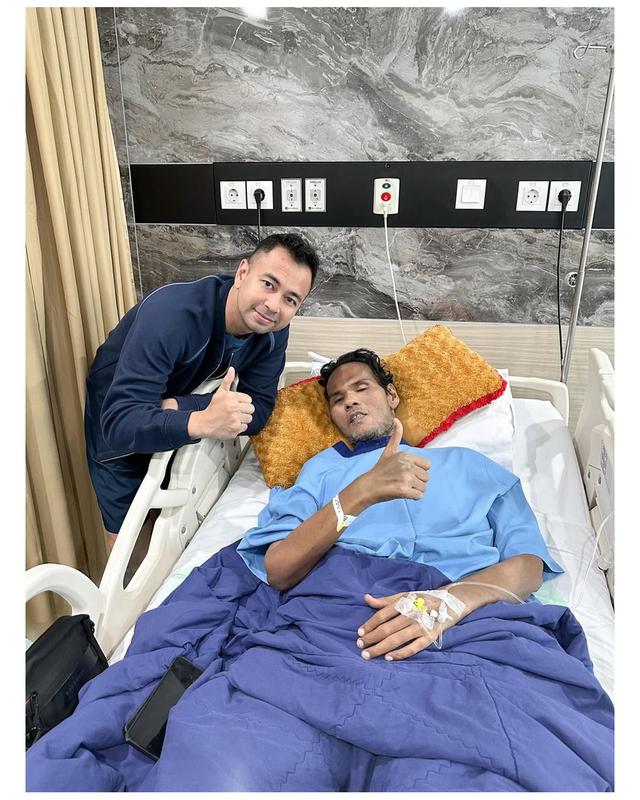 5 Potret seleb jenguk Fahmi Bo yang sakit stroke, Raffi Ahmad beri janji biaya pengobatan